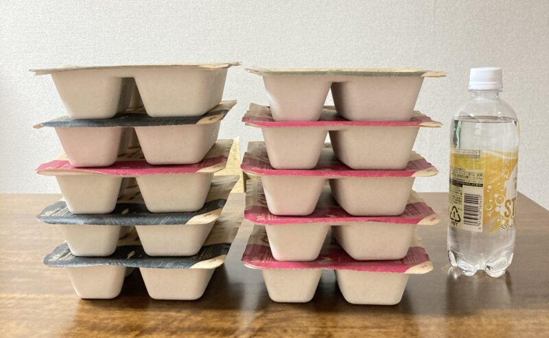 nosh（ナッシュ）10食のサイズ感を500mlペットボトルと比べた様子